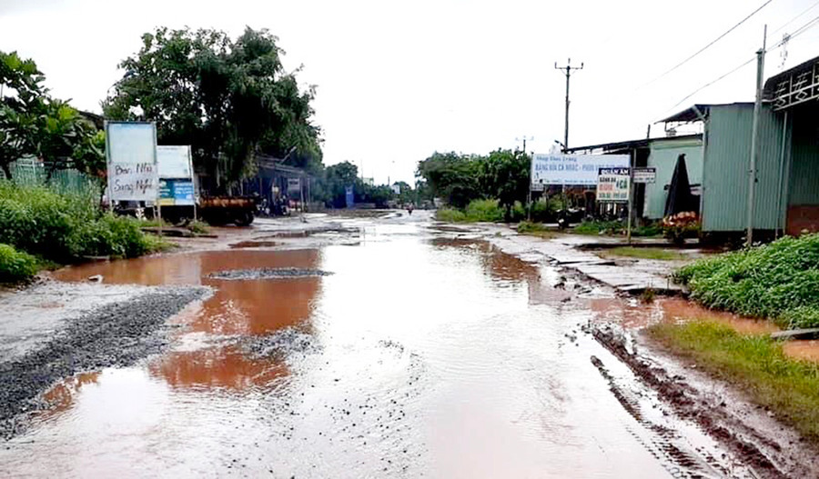 Đoạn đường hư hỏng. Ảnh: Lê Hòa Ảnh: Lê Hòa