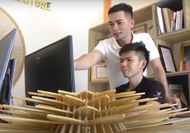 Võ Khắc Lĩnh (áo trắng) cùng cộng sự của mình