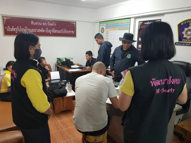 Nghi phạm Natthaphat tại đồn cảnh sát - Ảnh chụp màn hình Bangkok Post Nghi phạm Natthaphat tại đồn cảnh sát - Ảnh chụp màn hình Bangkok Post