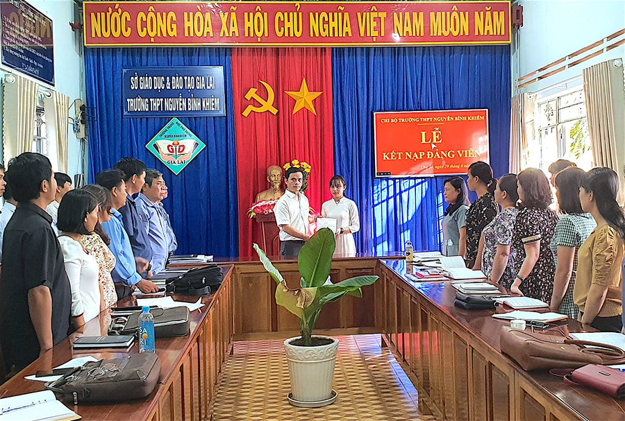  Em Trần Thị Hoài Phương vinh dự được kết nạp vào Đảng, tháng 8-2020. Ảnh: Mộc Trà
