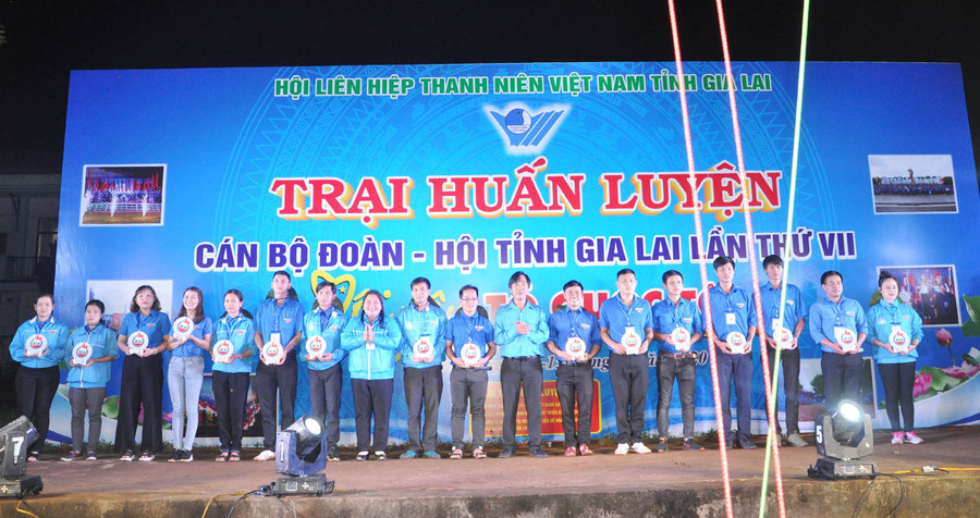 Ban tổ chức tặng logo trại huấn luyện cho 17 đoàn tham gia trại huấn luyện. Ảnh: Phan Lài