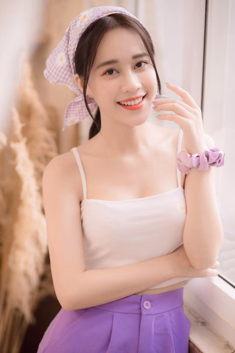 Cho tới hôm sơ khảo Hoa hậu Việt Nam 2020, Mai Phương gây tiếc nuối khi không xuất hiện. Chia sẻ vì lý do vắng mặt, Mai Phương cho biết hôm đó cô có công việc bất khả kháng không thể tham dự được. “Phương biết việc mình dự định thi rồi lại không thi sẽ khiến nhiều người thất vọng. Tuy nhiên ngoài lý do bất khả kháng thì đã thi phải có sự quyết tâm và mục đích rõ ràng. Bản thân Phương chưa có quyết tâm cao cũng như mục đích cho việc thi Hoa hậu Việt Nam. Phương biết mình cũng lớn tuổi, mọi thứ không thể bằng lớp trẻ 18,19. Nên việc không thể dự thi Phương cũng không có gì nuối tiếc“, Mai Phương chia sẻ. Ảnh: FBNV.