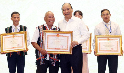 Thủ tướng Nguyễn Xuân Phúc trao bằng khen cá nhân điển hình “Dân vận khéo” vào ngày 10-10. Ảnh: TTXVN