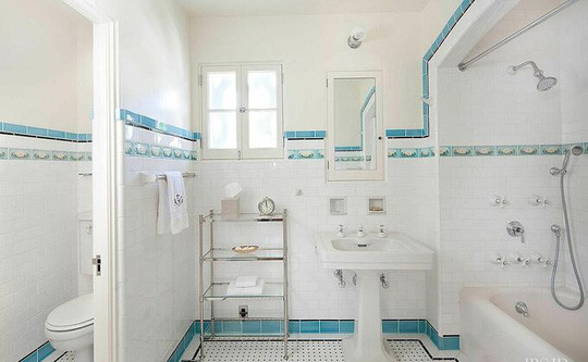 Trong ảnh, phòng tắm màu xanh lam và trắng theo phong cách cổ điển, mang đến cảm giác thư giãn cho gia chủ. Gạch nền đen, trắng bài trí đẹp mắt, giúp nâng cao thiết kế tổng thể của căn phòng. Trong ảnh, phòng tắm màu xanh lam và trắng theo phong cách cổ điển, mang đến cảm giác thư giãn cho gia chủ. Gạch nền đen, trắng bài trí đẹp mắt, giúp nâng cao thiết kế tổng thể của căn phòng.