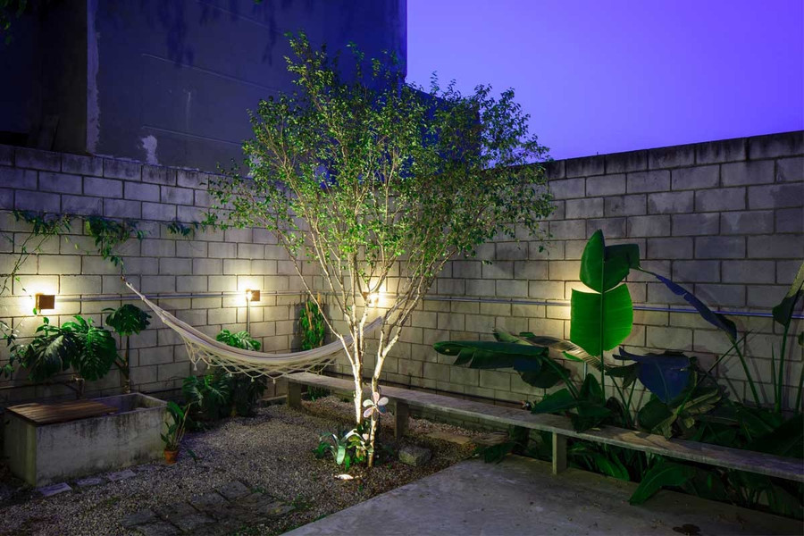 Khu vườn thiết kế thêm một chiếc võng sẽ là nơi vô cùng thư giãn, nghỉ ngơi sau một ngày xô bồ với cuộc sống bên ngoài. Khu vườn thiết kế thêm một chiếc võng sẽ là nơi vô cùng thư giãn, nghỉ ngơi sau một ngày xô bồ với cuộc sống bên ngoài.