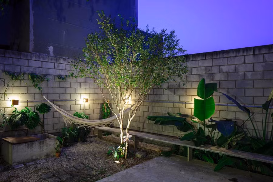 Khu vườn thiết kế thêm một chiếc võng sẽ là nơi vô cùng thư giãn, nghỉ ngơi sau một ngày xô bồ với cuộc sống bên ngoài.