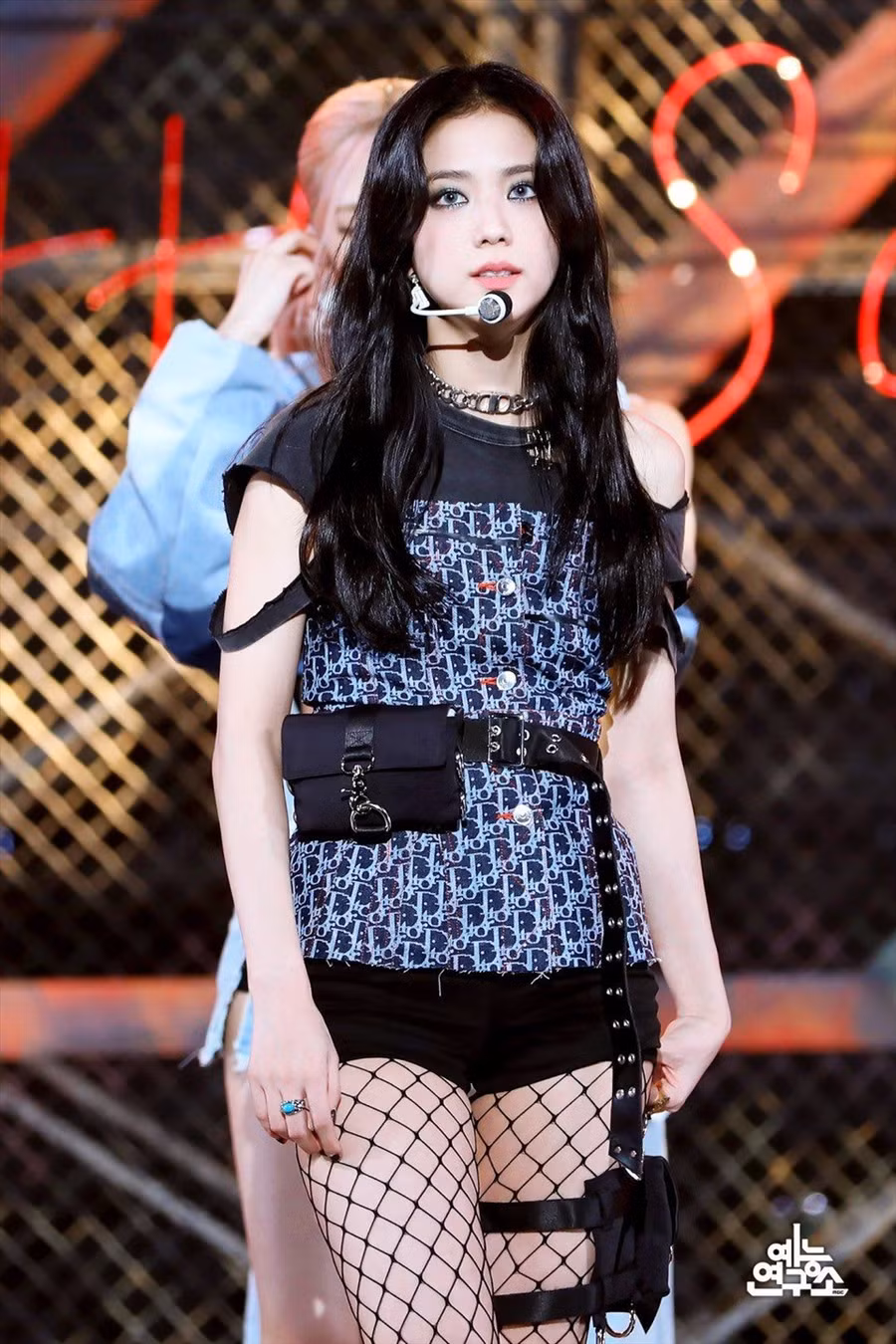  Lối trang điểm nhấn vào đôi mắt càng khiến Jisoo trở nên sắc sảo. Lần trở lại này, Jisoo càng khiến người hâm mộ thêm mong chờ với vai diễn đầu tay trong bộ phim 