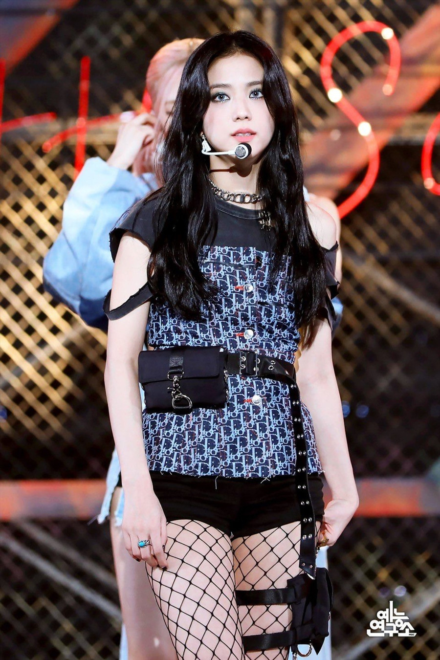  Lối trang điểm nhấn vào đôi mắt càng khiến Jisoo trở nên sắc sảo. Lần trở lại này, Jisoo càng khiến người hâm mộ thêm mong chờ với vai diễn đầu tay trong bộ phim 