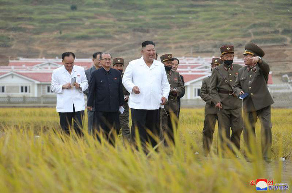  Nụ cười thương hiệu của ông Kim - Ảnh: KCNA