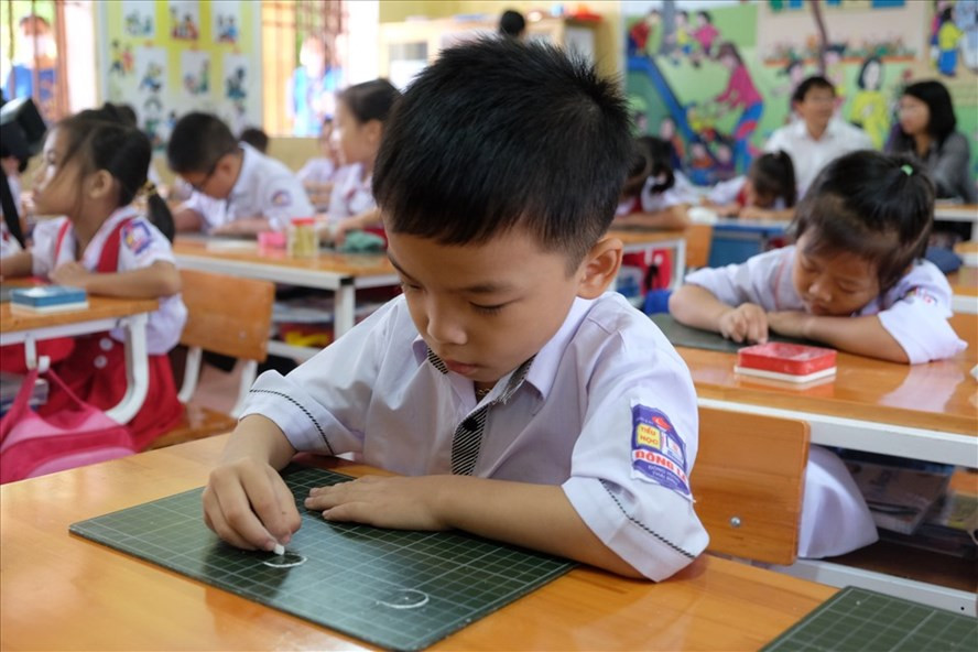 Học sinh tại Thái Bình trong một tiết học theo sách giáo khoa mới. Ảnh: Bích Hà  Học sinh tại Thái Bình trong một tiết học theo sách giáo khoa mới. Ảnh: Bích Hà