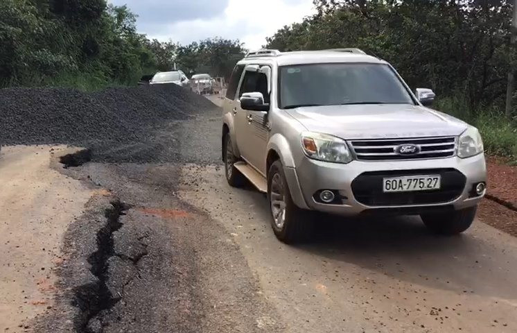  Lực lượng chức năng sẽ chốt chặn hướng dẫn người dân lưu thông trong thời gian chờ khắc phục xong. Ảnh: T.Thành