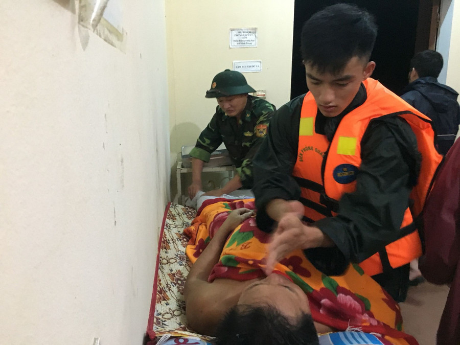 Bộ đội biên phòng Quảng Trị sơ cứu cho các thuyền viên vừa được tìm thấy. Bộ đội biên phòng Quảng Trị sơ cứu cho các thuyền viên vừa được tìm thấy.