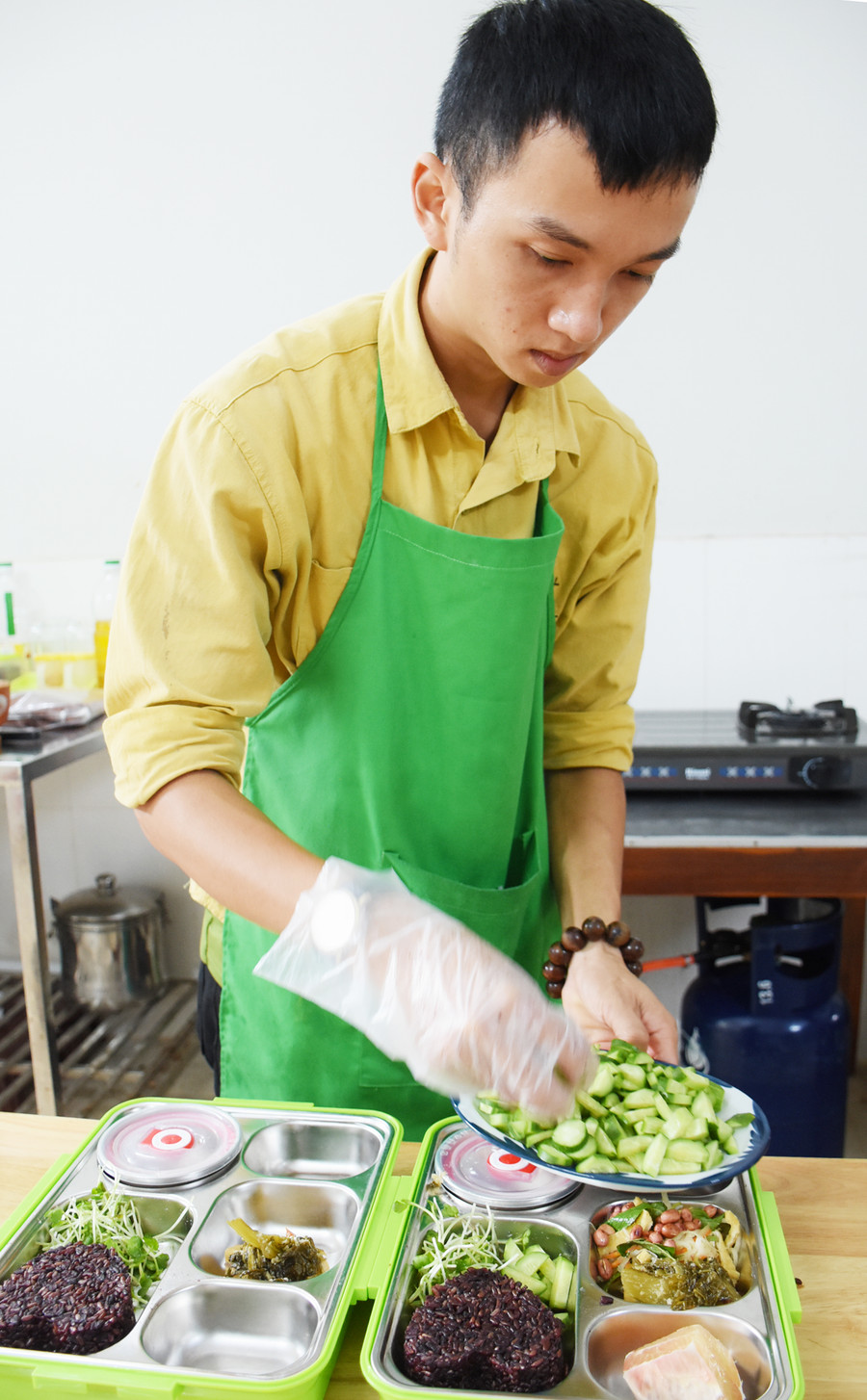 Anh Bùi Trịnh Ân đang chuẩn bị các phần ăn để ship cho thực khách. Ảnh: Phương Duyên