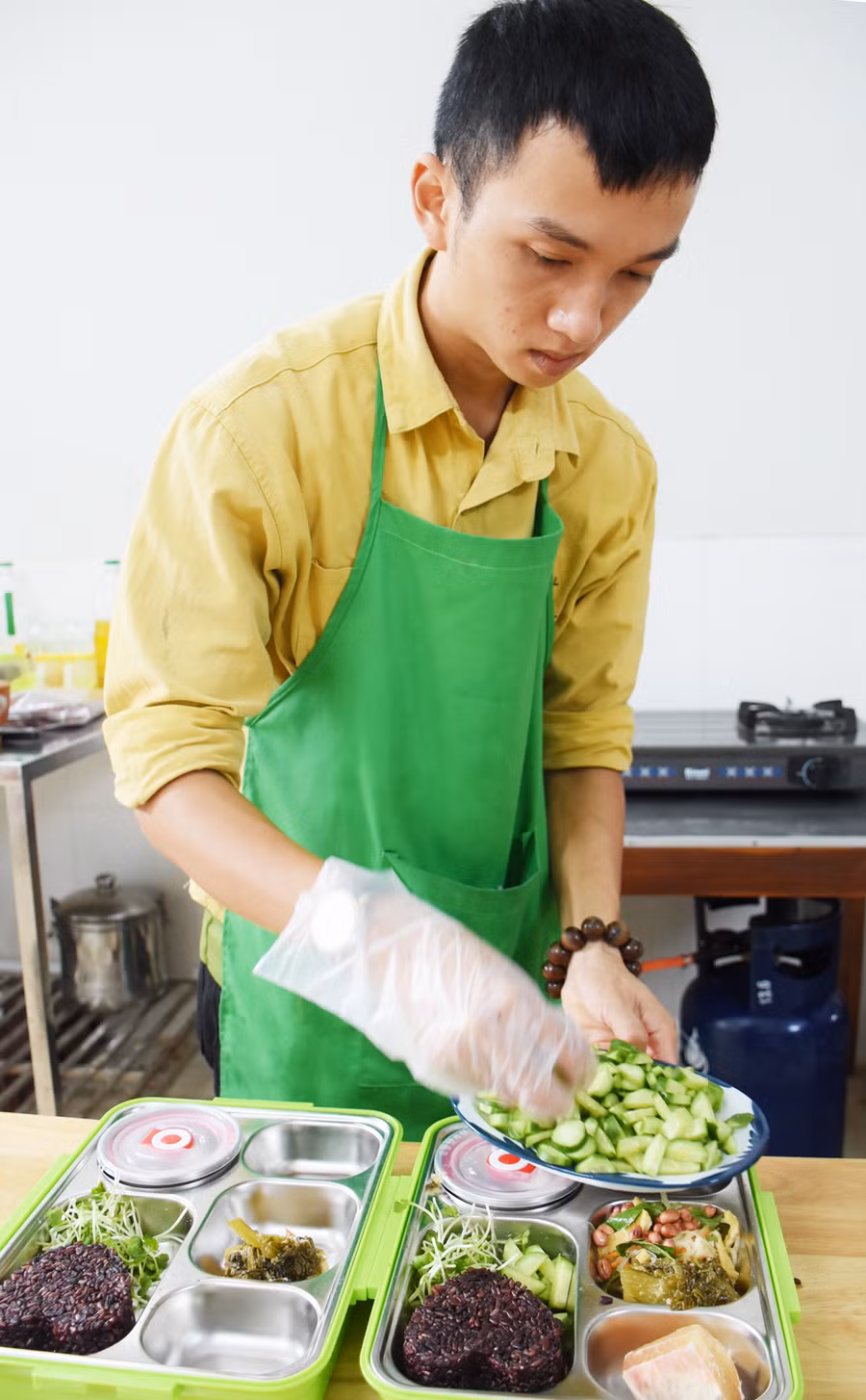 Anh Bùi Trịnh Ân đang chuẩn bị các phần ăn để ship cho thực khách. Ảnh: Phương Duyên