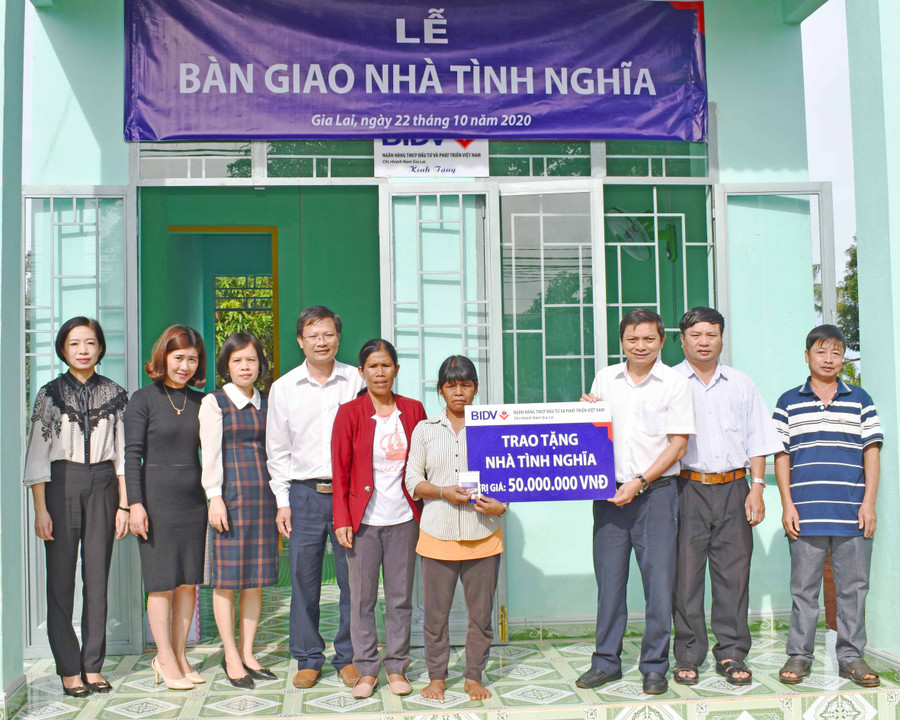 Bàn giao nhà tình nghĩa cho gia đình bà Puih Hlaih, làng Kép, thị trấn Ia Kha, huyện Ia Grai. Ảnh: Phan Thương