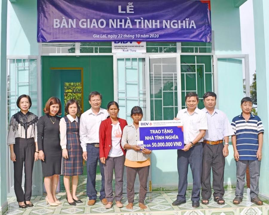 Bàn giao nhà tình nghĩa cho gia đình bà Puih Hlaih, làng Kép, thị trấn Ia Kha, huyện Ia Grai. Ảnh: Phan Thương