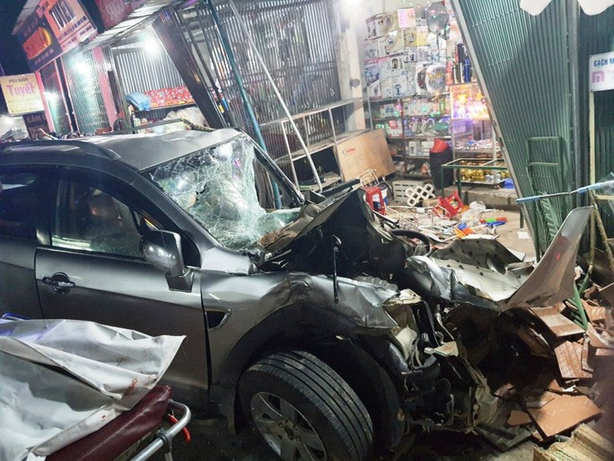 Chiếc ô tô 4 chỗ bị hư hỏng nặng