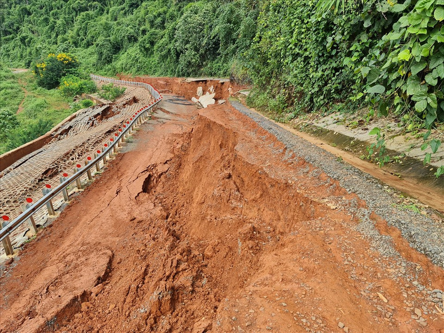 Công trình bị sụt lún với chiều dài hơn 100m. ẢNH: BẢO LÂM