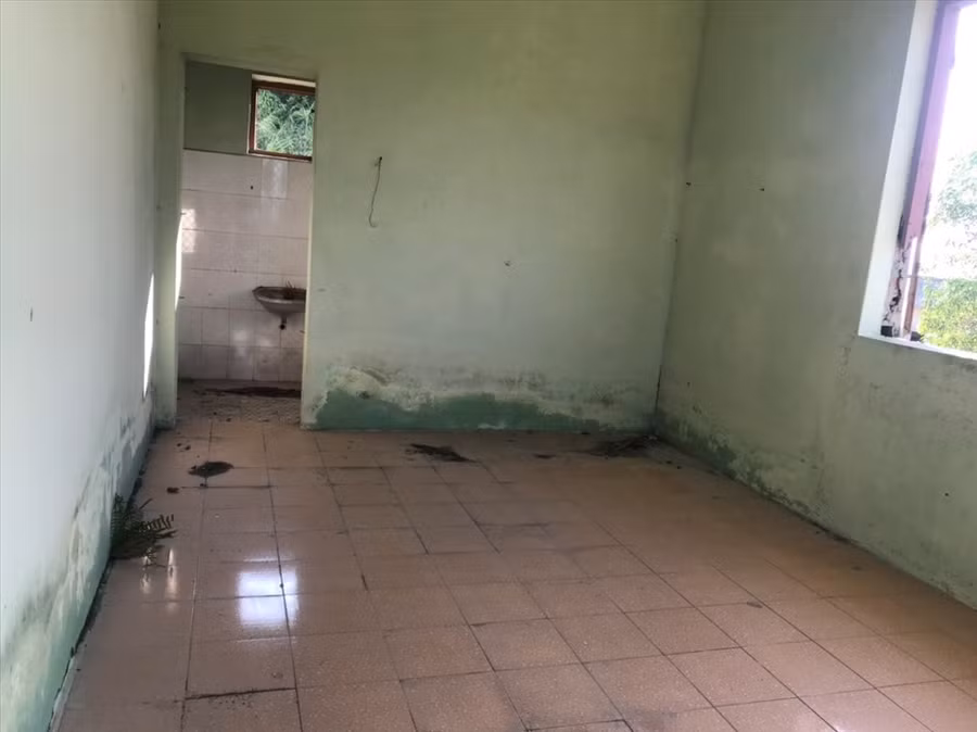 Các trang thiết bị bên trong đều hư hỏng hết do không được sử dụng và quản lý. Ảnh: Nguyễn Hùng