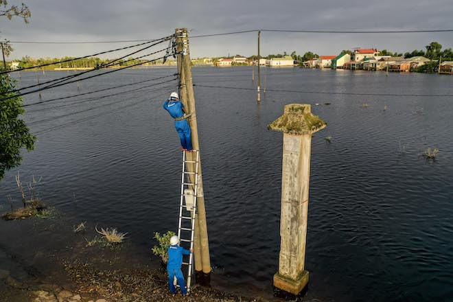 Nhân viên nhà mạng VNPT làm việc giữa mùa bão lũ.