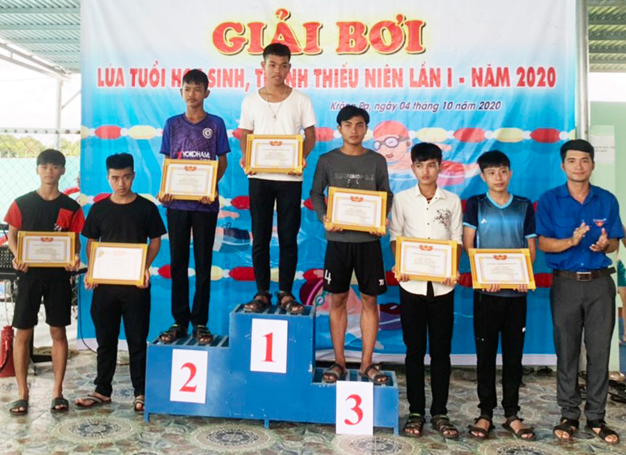 Ban tổ chức trao giải cho các vận động viên xuất sắc ở nội dung bơi tự do 54 m nam lứa tuổi 16-18. Ảnh: Vũ Chi Đại diện Ban tổ chức trao giải cho các vận động viên xuất sắc ở nội dung bơi tự do 54 m nam lứa tuổi 16-18. Ảnh: Vũ Chi