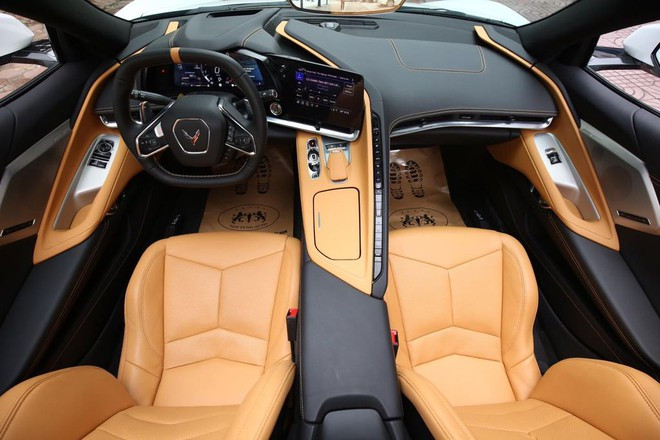 Khoang lái Chevrolet Corvette C8 2020 thiết kế hướng về người lái.