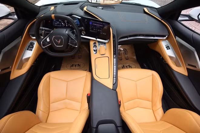 Khoang lái Chevrolet Corvette C8 2020 thiết kế hướng về người lái.