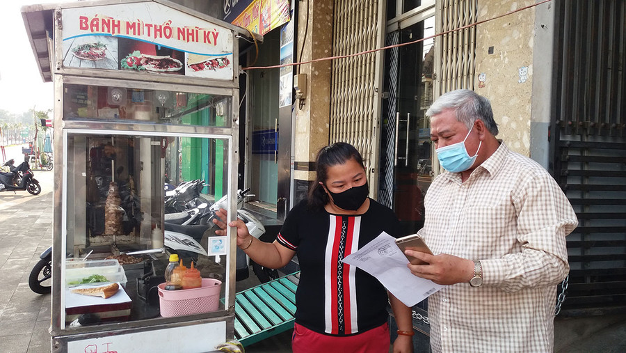 Qua triển khai mô hình điểm các cơ sở kinh doanh thức ăn đường phố ngày càng nâng cao ý thức, chấp hành tốt quy định đảm bảo ATTP. Ảnh: Như Nguyện