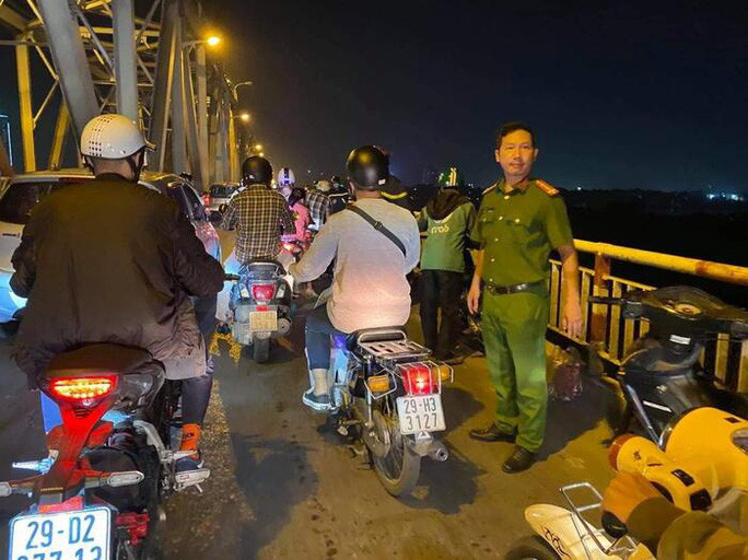  Giao thông ùn tắc tại nơi xảy ra sự việc