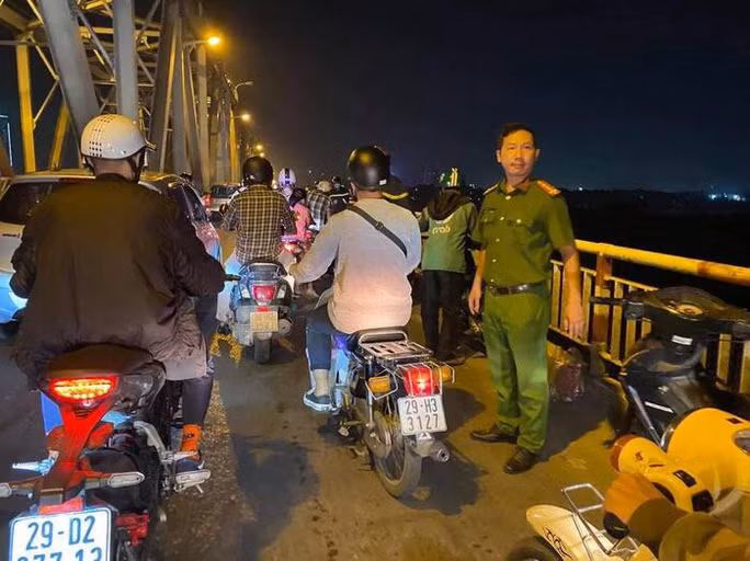  Giao thông ùn tắc tại nơi xảy ra sự việc