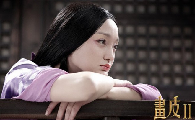 Năm 2008 với tác phẩm điện ảnh “Họa bì“, người đẹp khẳng định vị trí đại hoa đán màn ảnh Hoa ngữ. Cô hóa thân thành một “con hồ ly” với vẻ đẹp sắc sảo, ma mị. Thuở đó, cô đóng cặp với Triệu Vy. Ảnh: Cắt phim.