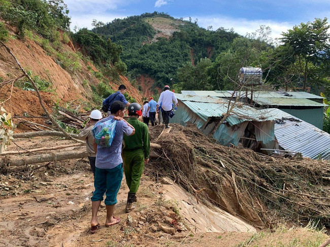 Sau khi xảy ra các vụ sạt lở vùi lấp 13 người, lực lượng tại chỗ của xã Phước Lộc, huyện Phước Sơn cũng rất khó khăn để tới được hiện trường dù địa điểm chỉ cách nhau vài km.