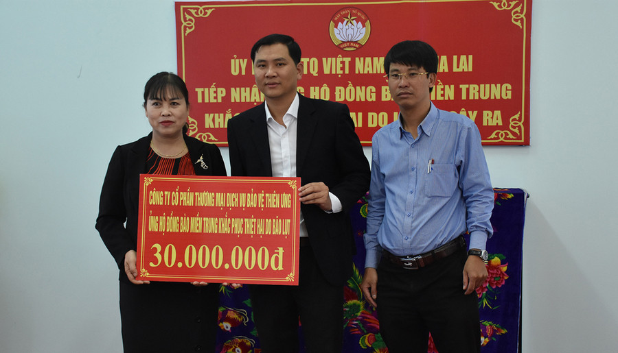  Các tổ chức, cá nhân trao tiền cho Ủy ban MTTQ Việt Nam tỉnh Gia Lai ủng hộ đồng bào các tỉnh miền Trung bị thiệt hại do bão lũ. Ảnh: Hà Phương