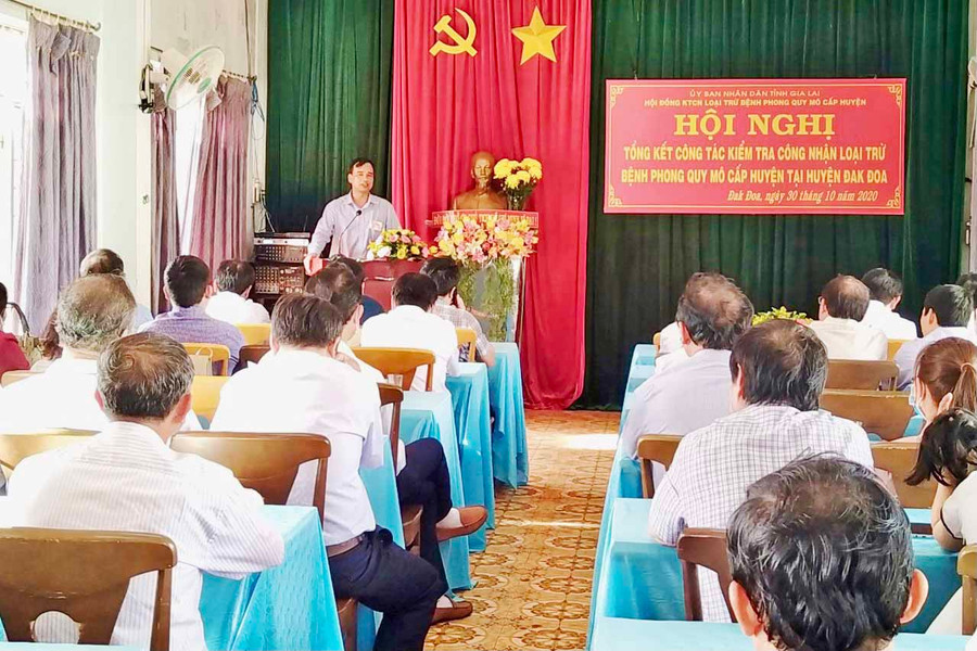 Hội nghị tổng kết công tác kiểm tra công nhận loại trừ bệnh phong quy mô cấp huyện tại huyện Đak Đoa chiều 30-10. Ảnh: Như Nguyện