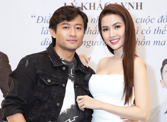 Quý Bình sánh đôi cùng Phan Thị Mơ trong họp báo phim Hồn ma lạ.