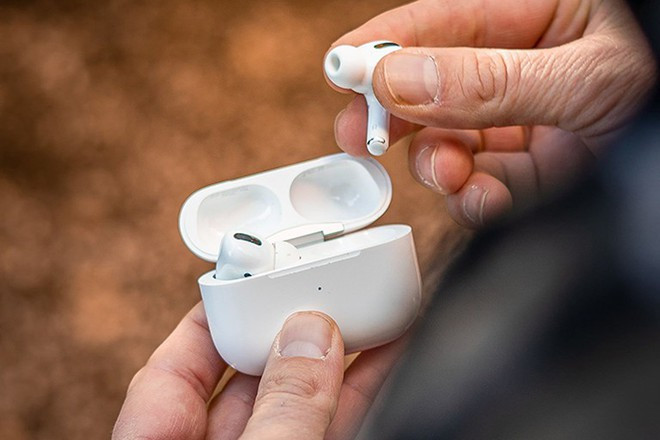 AirPods năm sau sẽ mang nhiều hình dáng của AirPods Pro hiện tại ẢNH: AFP