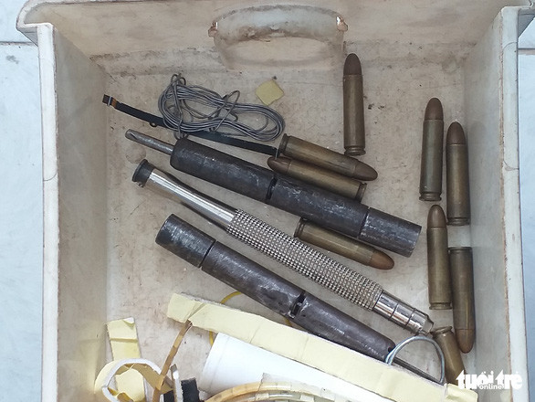 Đạn và nhiều dụng cụ sửa chữa súng.