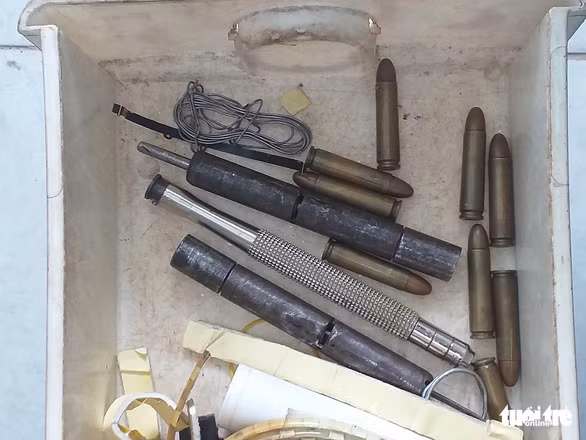 Đạn và nhiều dụng cụ sửa chữa súng.
