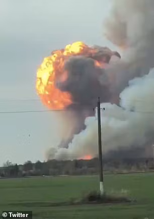 Ngọn lửa bốc lên cao từ kho đạn. Ảnh: Twitter