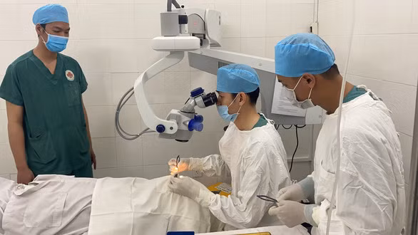Bác sĩ Bệnh viện Nguyễn Trãi phẫu thuật ghép giác mạc cho bệnh nhân.