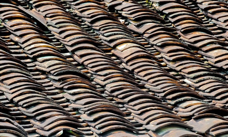 Kiểu nhà trăm cột này vẫn được dân gian gọi là nhà chữ đinh trăm cột, vì có 100 cây cột đỡ mái ngói. Mặt chính nhà quay về hướng đông bắc, mái lợp ngói âm dương.