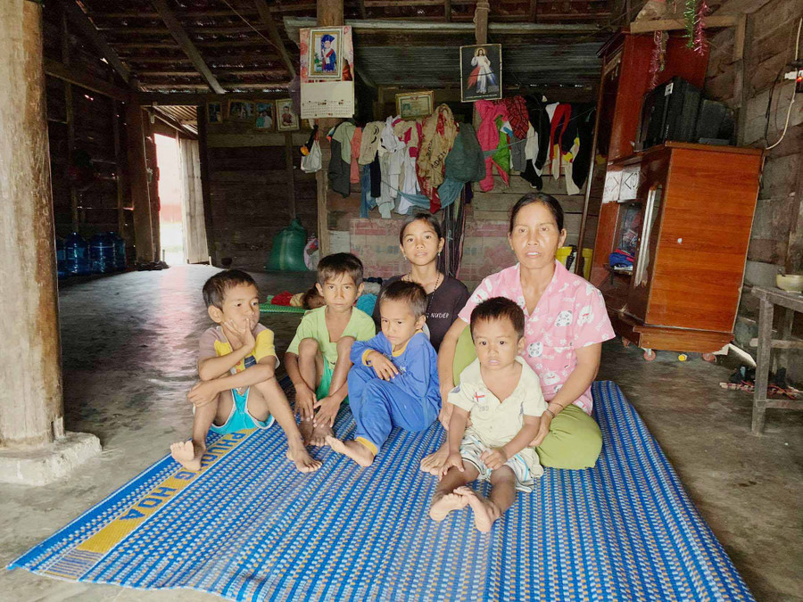 Căn nhà của bà Siu Yoai được hỗ trợ nới rộng và làm nền xi măng tạo thuận lợi cho sinh hoạt của gia đình. Ảnh: Nhật Hào Căn nhà của bà Siu Yoai được hỗ trợ nới rộng và làm nền xi măng tạo thuận lợi cho sinh hoạt của gia đình. Ảnh: Nhật Hào