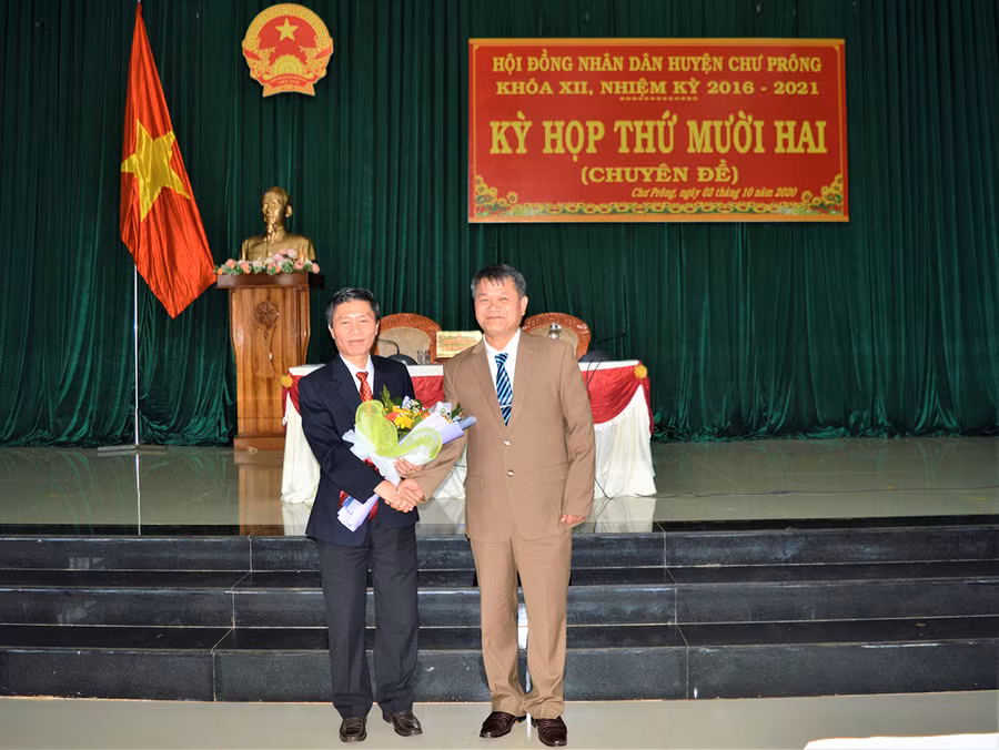  Ông Đinh Văn Dũng-Bí thư Huyện ủy tặng hoa chúc mừng ông Vũ Đình Hạnh (trái) được bầu giữ chức vụ Chủ tịch UBND huyện Chư Prông, nhiệm kỳ 2016-2021. Ảnh: Đinh Yến