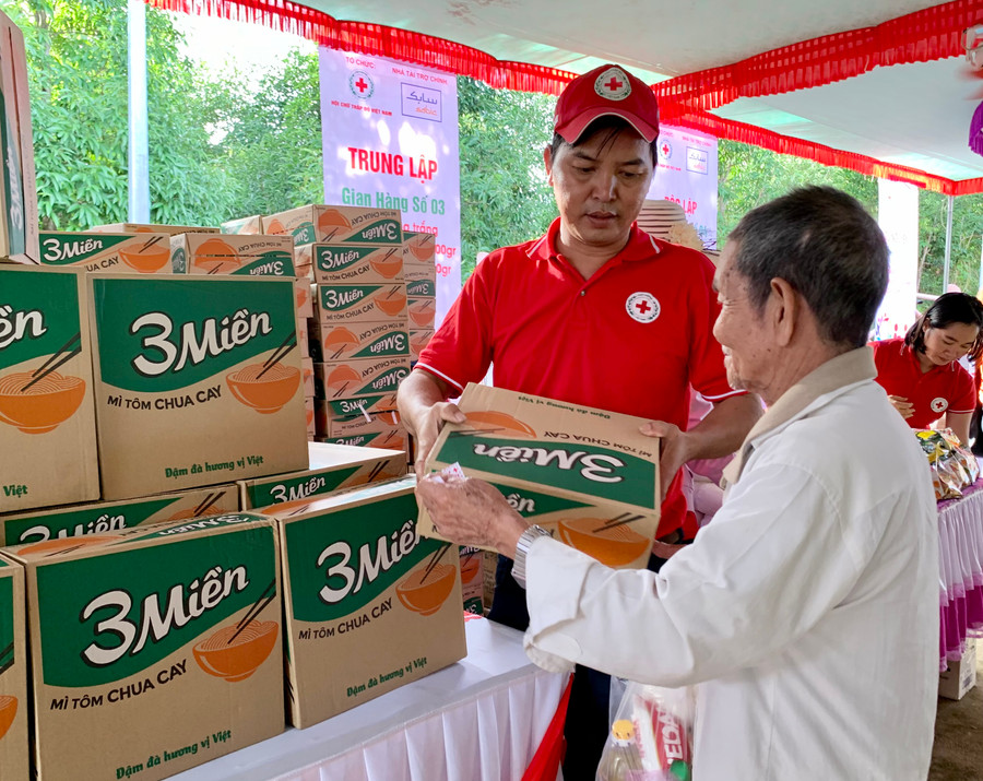  Người dân xã Ayun (huyện Mang Yang) mua sắm tại “Chợ nhân đạo”. Ảnh: Như Nguyện