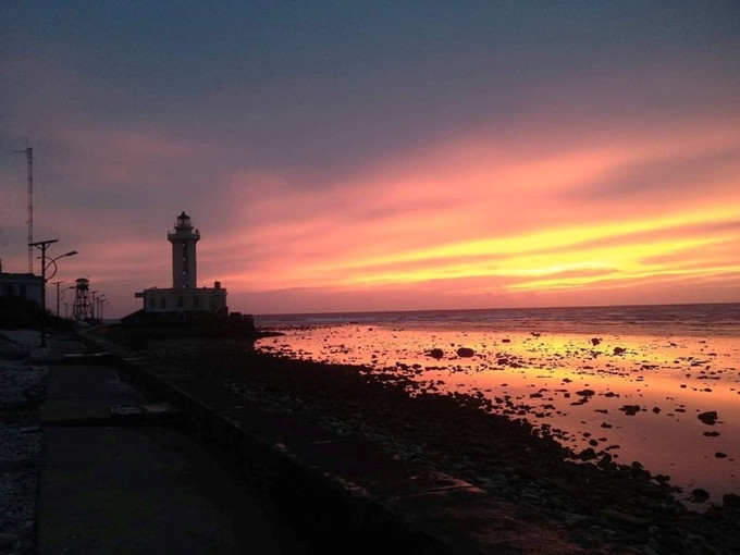 Những ngọn hải đăng sau một đêm miệt mài làm việc...