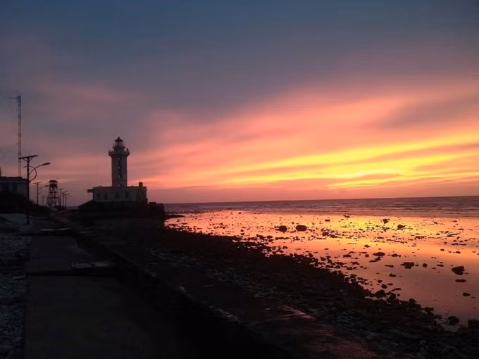 Những ngọn hải đăng sau một đêm miệt mài làm việc...