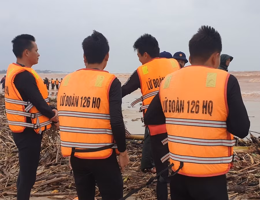 Đặc công nước tham gia cứu nạn. Ảnh: Hưng Thơ Đặc công nước tham gia cứu nạn. Ảnh: Hưng Thơ