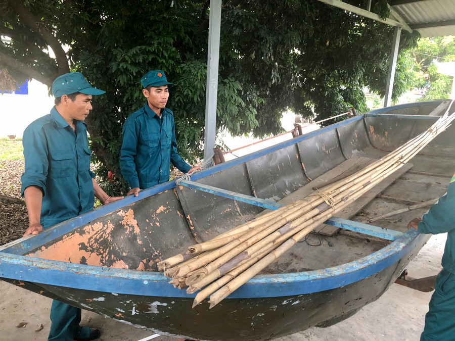 Lực lượng dân quân xã Ia Broăi (huyện Ia Pa) kiểm tra trang-thiết bị phòng-chống bão lũ. Ảnh: Lê Nam 