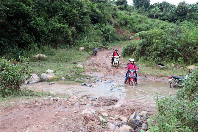 Các cô giáo điểm trường Huổi Pá, Trường Phổ thông dân tộc bán trú tiểu học xã Mường Lạn, huyện Sốp Cộp vượt suối để đến trường.