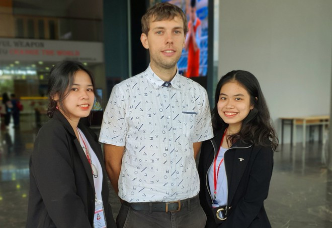 Thầy Nam được nhiều sinh viên Việt Nam yêu mến - Ảnh Thúy Hằng Thầy Nam được nhiều sinh viên Việt Nam yêu mến - Ảnh Thúy Hằng